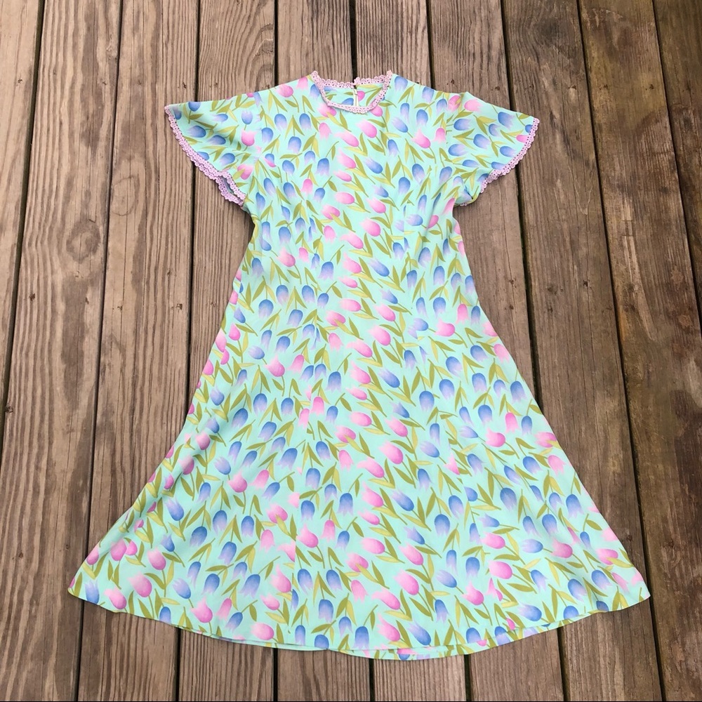 Vintage 60’s angel sleeve flutter tulip print day dress